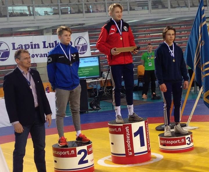 Sarjan 63 kg mitalistit: SM-kultaa sai Vaasan Tovereiden Jimi Ahola, SM-hopealle sijoittui HWJ:n Jonni Sarkkinen ja SM-pronssia paini Vantaan Sampon Joona Mustonen